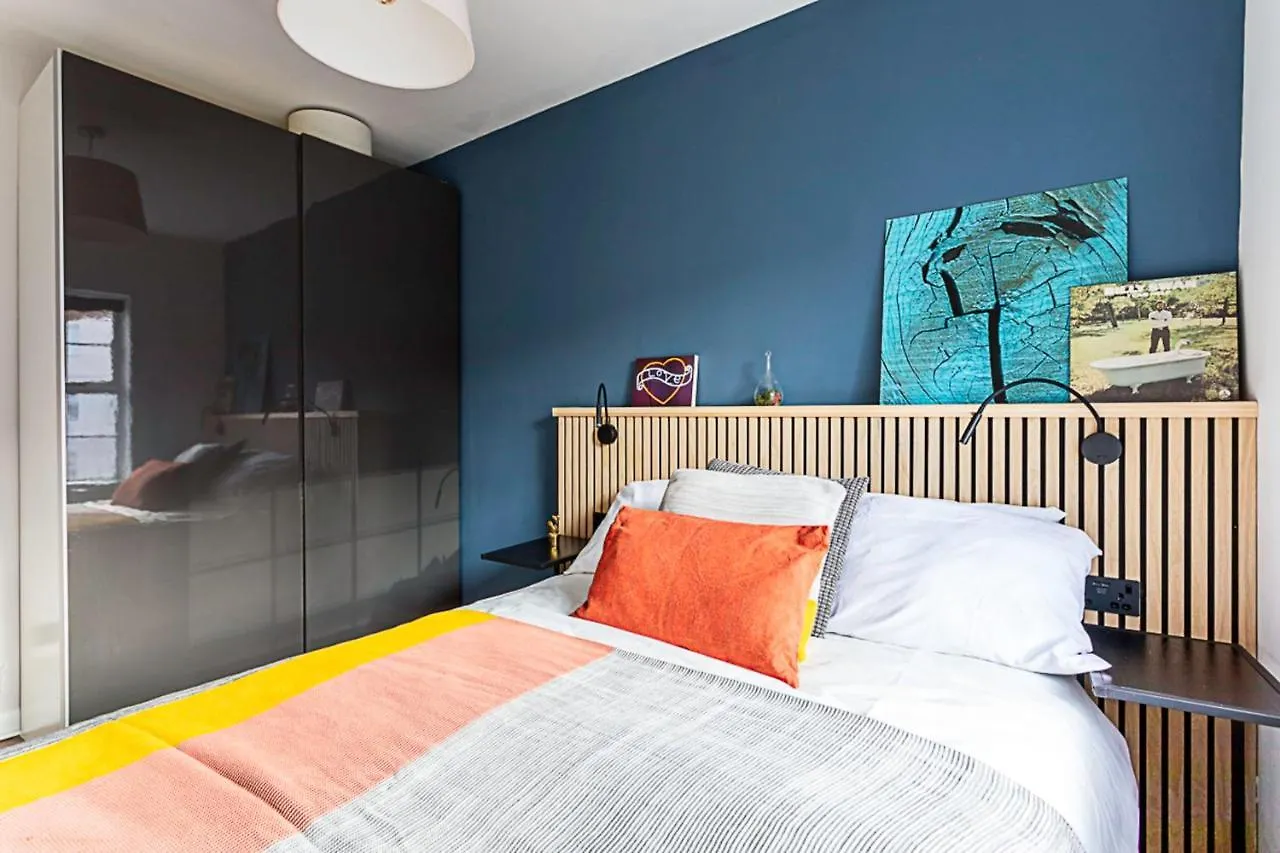 Cosy Spitalfields Hideaway Apartment London