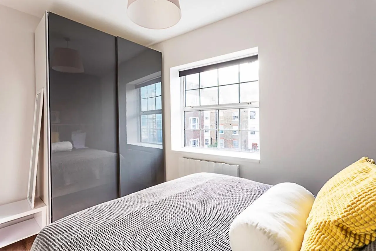 Cosy Spitalfields Hideaway Apartment London